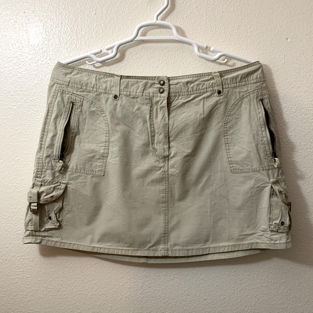Faded Glory- tan skirt w/6 pockets/zipper/2 button closure